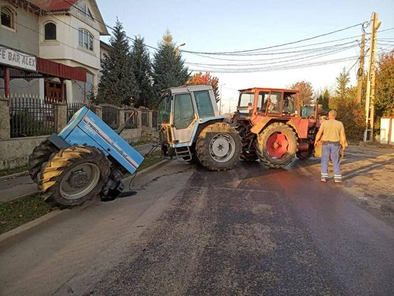 Impact intre o masina si un tractor pe o strada din Botosani | imaginea 1