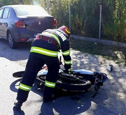 O tanara motociclista a intrat in coliziune cu o masina | imaginea 1