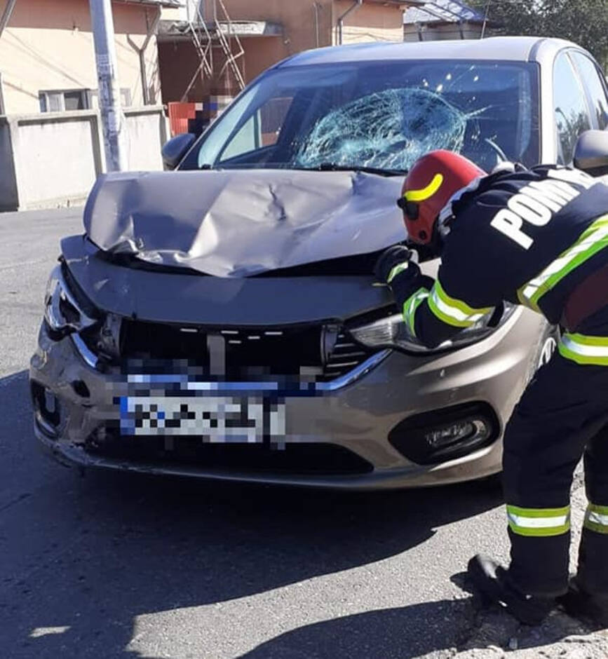 O tanara motociclista a intrat in coliziune cu o masina | imaginea 2
