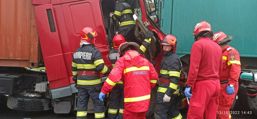 Pompierii barladeni au salvat un barbat blocat intr un autocamion | imaginea 1