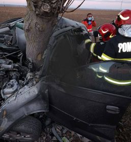 Victima decedata  dupa ce masina s a izbit de un copac | imaginea 1
