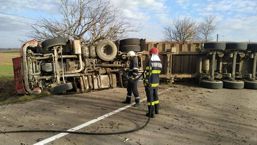 Camion rasturnat intre doua localitati din Botosani | imaginea 1