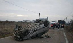 Masina rasturnata in urma impactului cu un alt autovehicul | imaginea 1