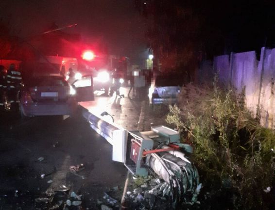 Masina s a izbit de un stalp iar tanarul soferul a ramas incarcerat | imaginea 1