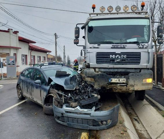 Coliziune intre o masina si o autobasculanta | imaginea 1