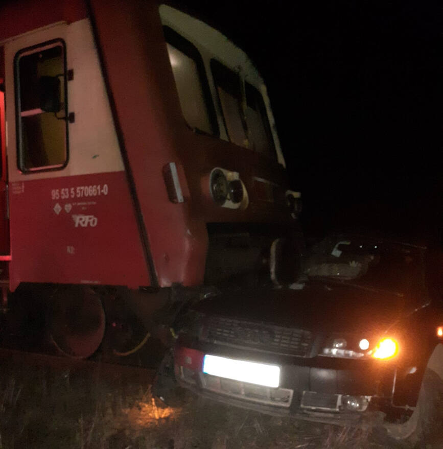Au salvat o femeie aflata intr un autoturism lovit de tren | imaginea 1