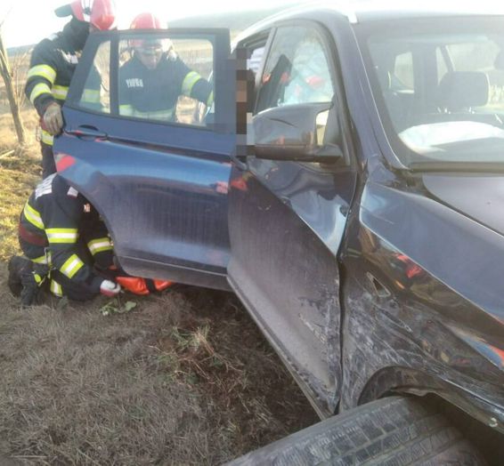 Pompierii vasluieni au salvat doua victime blocate in autoturisme | imaginea 1