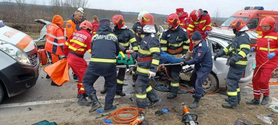 Pompierii vasluieni au salvat cinci persoane in urma unui accident rutier | imaginea 1