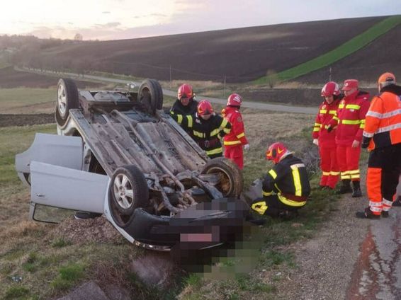 Autoturism rasturnat in afara partii carosabile | imaginea 1