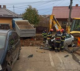 Camion  buldoexcavator si doua masini  in impact pe o strada din Dorohoi | imaginea 1