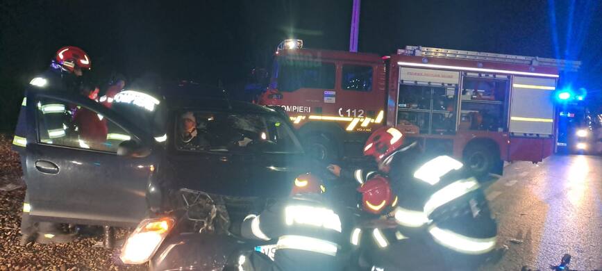 Pompierii vasluieni au salvat trei barbati  dupa coliziunea dintre doua autovehicule | imaginea 1