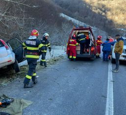Trei victime cu traumatisme  in urma unui accident rutier | imaginea 1