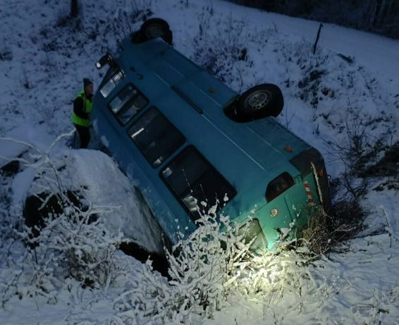 Un microbuz cu adulti si copii s a rasturnat pe marginea drumului | imaginea 1
