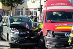 Ambulanta ISU SMURD Hunedoara  implicata intr un accident rutier | imaginea 1