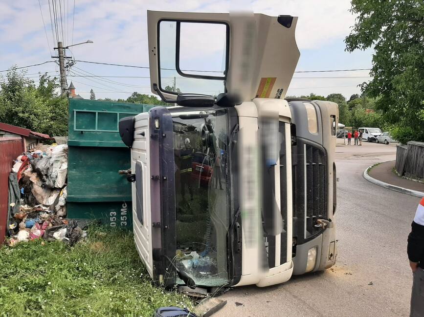 Masina de gunoi  rasturnata pe o strada din Dorohoi | imaginea 1