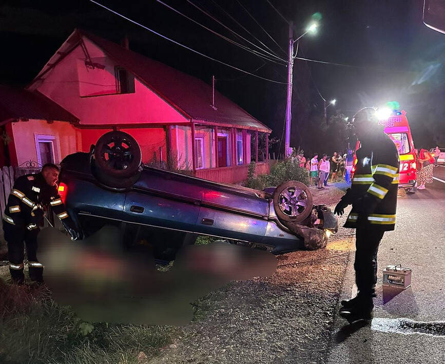 Pompierii au salvat viata unui barbat prins sub masina | imaginea 1