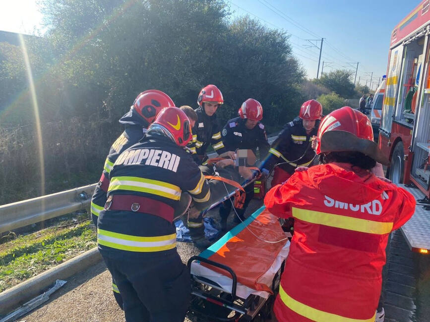 Accident rutier grav intre o masina si un TIR | imaginea 1