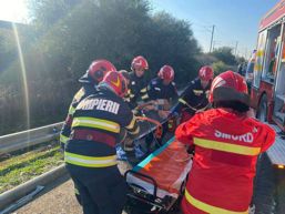 Accident rutier grav intre o masina si un TIR | imaginea 1