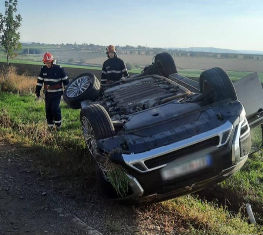 Masina rasturnata pe cupola   Mama si fiul au ajuns la spital | imaginea 2