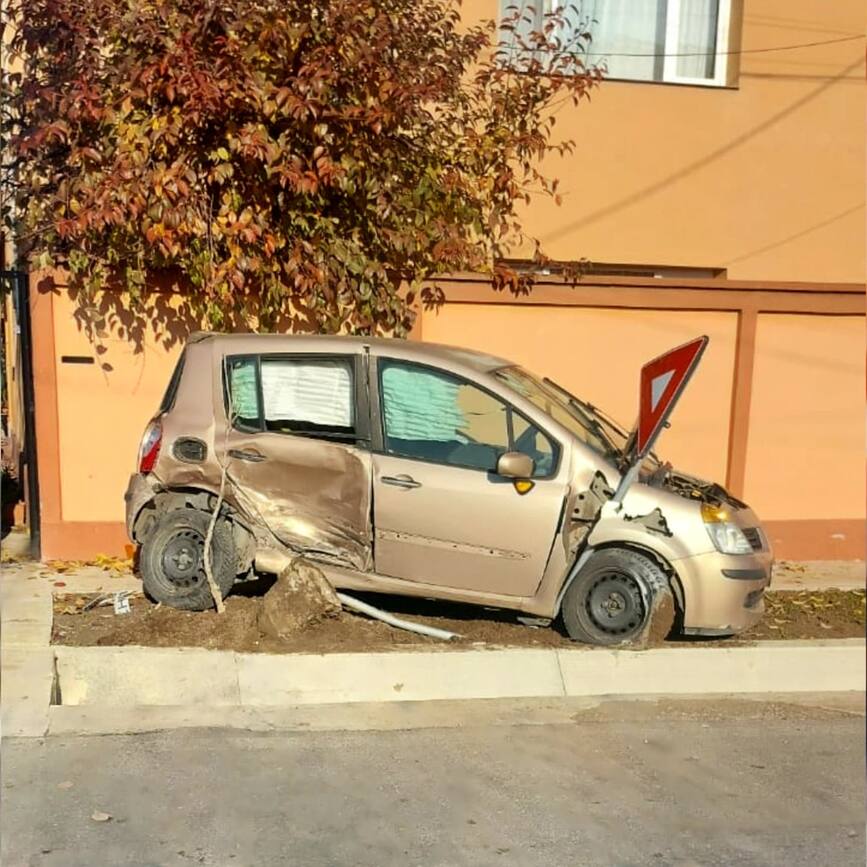 Accident cu doua masini   O victima a ajuns la spital | imaginea 1