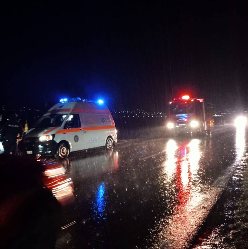 Cinci persoane si doua masini  intr un accident rutier | imaginea 2