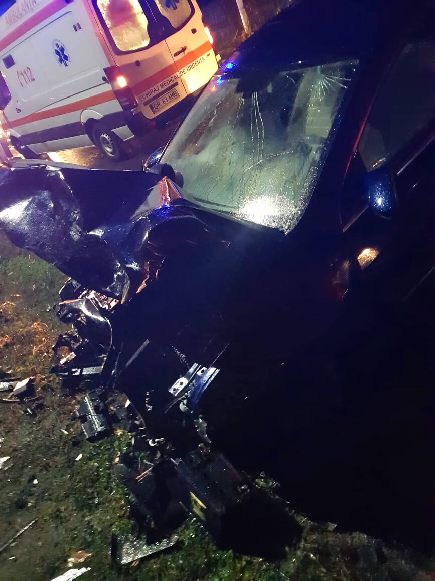 Doi tineri au ajuns la spital  in urma unui accident rutier | imaginea 2