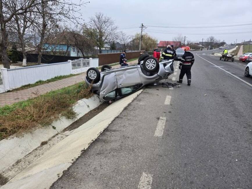 Tanara soferita implicata intr un accident rutier | imaginea 1