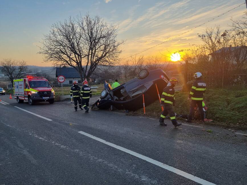 Un tanar a ajuns la spital  dupa ce s a rasturnat cu masina | imaginea 1
