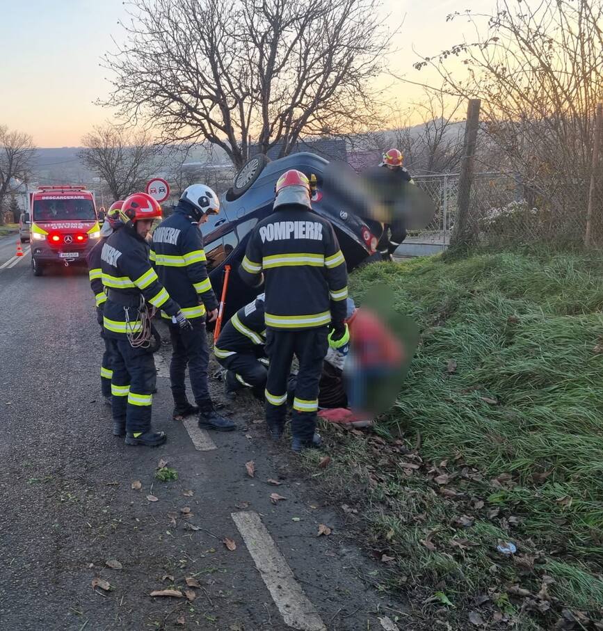 Un tanar a ajuns la spital  dupa ce s a rasturnat cu masina | imaginea 2