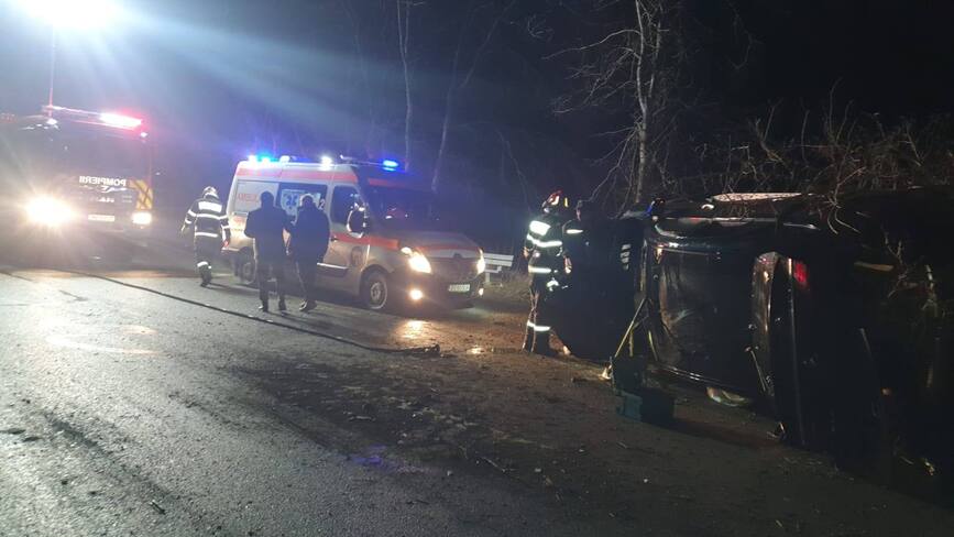 S au rasturnat cu masina in drum   Pasagerii s au autoevacuat | imaginea 1