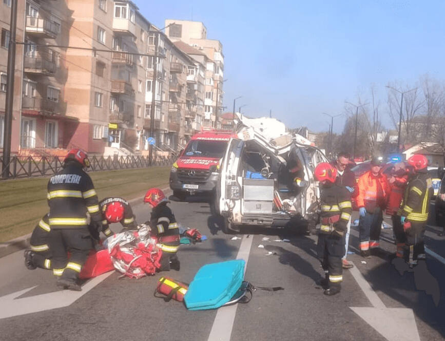 Grav accident rutier pe un bulevard din Oradea | imaginea 1
