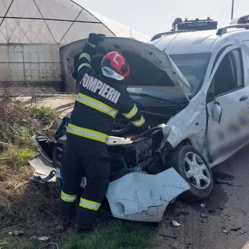 Doua persoane au ajuns la spital  in urma unui accident rutier | imaginea 1