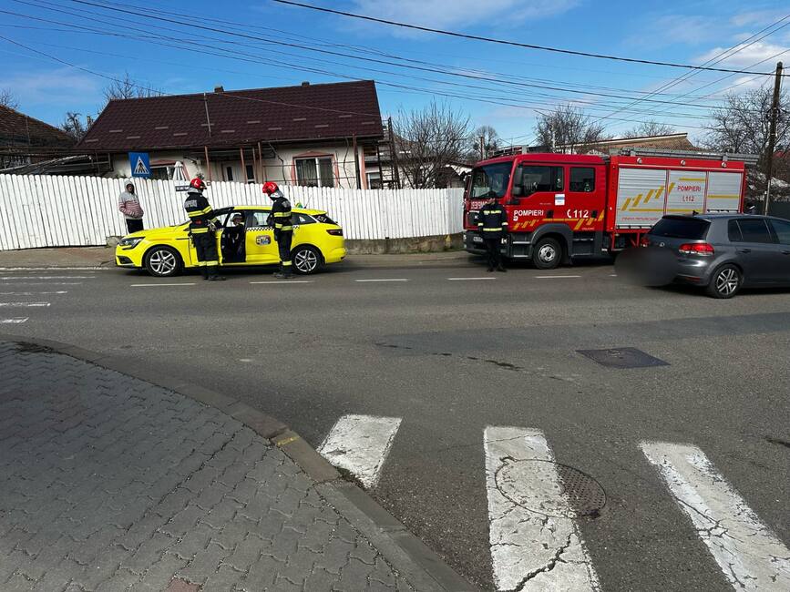 Impact intre doua masini   O victima a ajuns la spital | imaginea 1