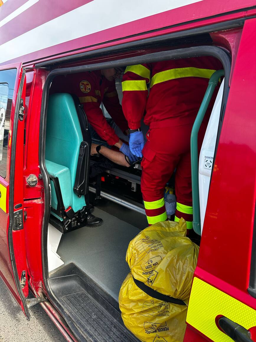 Impact intre doua masini   O victima a ajuns la spital | imaginea 2