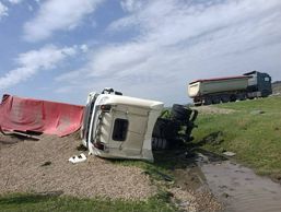 Camion cu pietris  rasturnat in afara drumului | imaginea 1