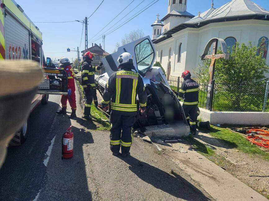 Interventie pentru salvarea victimei unui accident rutier | imaginea 1