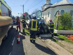 Interventie pentru salvarea victimei unui accident rutier | imaginea 1