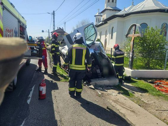 Interventie pentru salvarea victimei unui accident rutier | imaginea 1