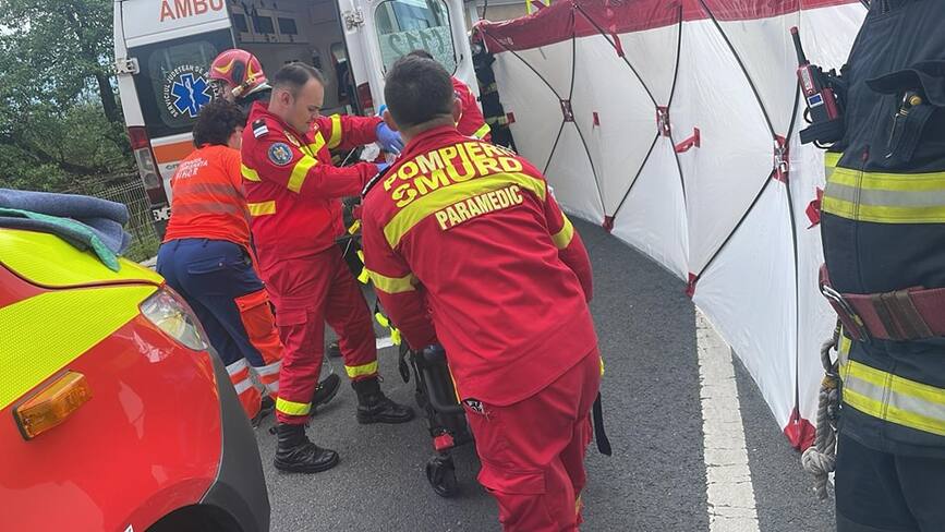 Carambol cu doua masini   O victima a ramas incarcerata | imaginea 1