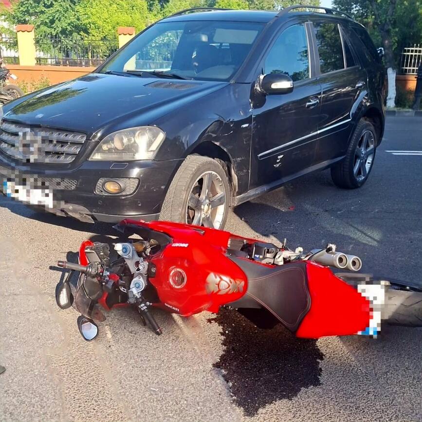 Impact intre o masina si o motocicleta | imaginea 1