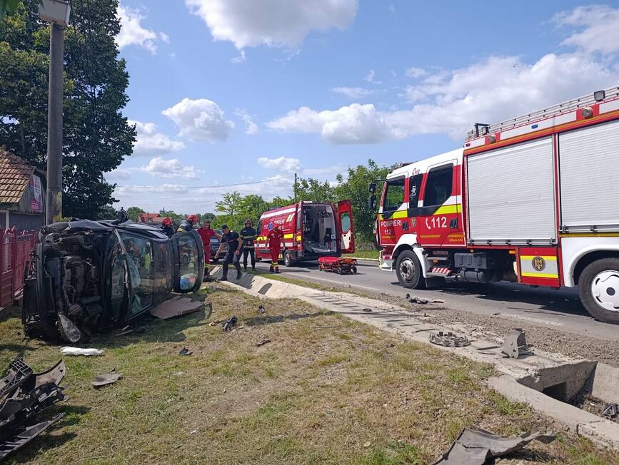 Accident rutier cu masina rasturnata | imaginea 1