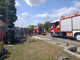 Accident rutier cu masina rasturnata | imaginea 1