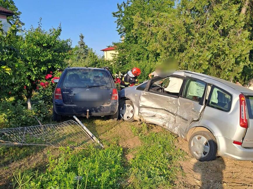 Accident rutier soldat cu trei persoane ranite | imaginea 1