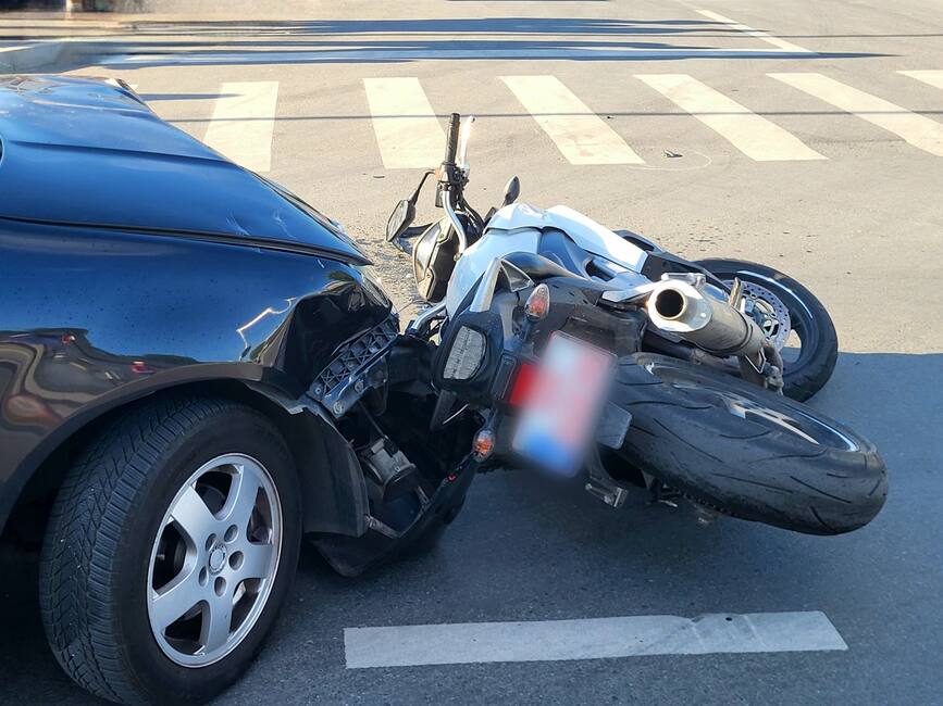 Impact intre o masina si o motocicleta | imaginea 1