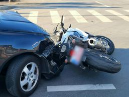 Impact intre o masina si o motocicleta | imaginea 1