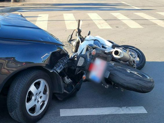 Impact intre o masina si o motocicleta | imaginea 1