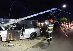 S a izbit cu masina de un stalp   Trei tineri au fost raniti | imaginea 1