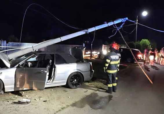 S a izbit cu masina de un stalp Trei tineri au fost raniti | imaginea 1