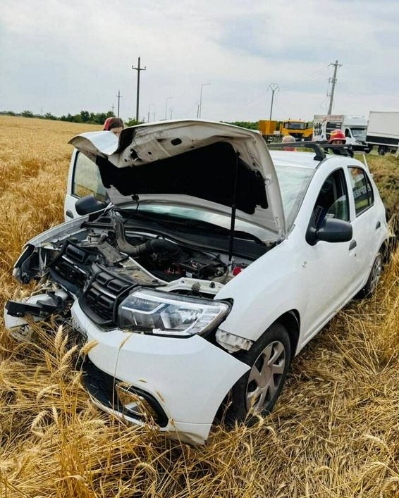 Accident rutier Masina a ajuns in lanul de grau | imaginea 1