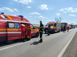 Impact devastator intre doua microbuze si un autoturism | imaginea 1